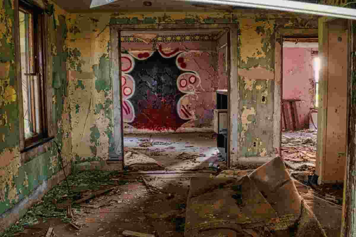 Entra casa abbandonata cosa trova