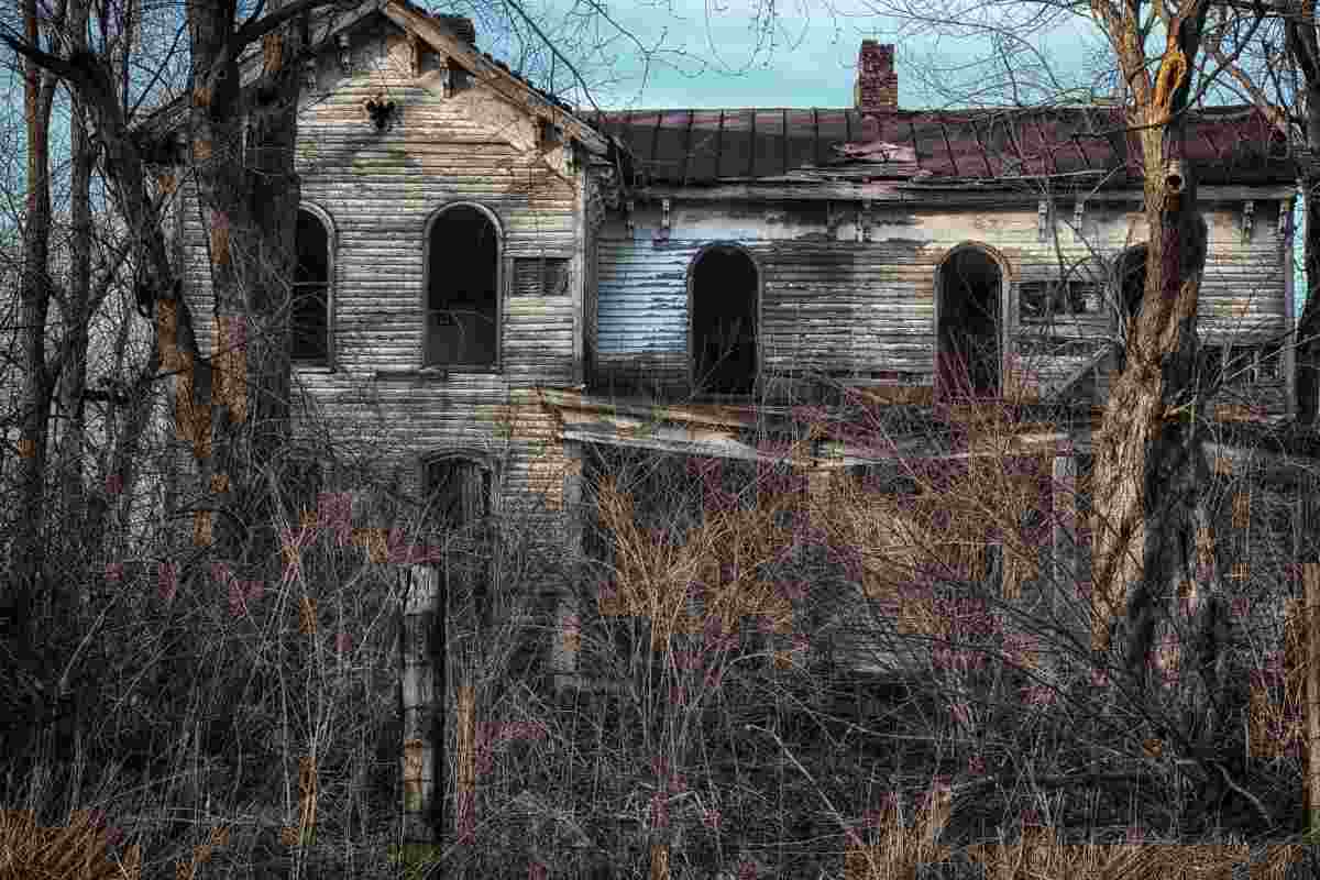 Entra casa abbandonata cosa trova