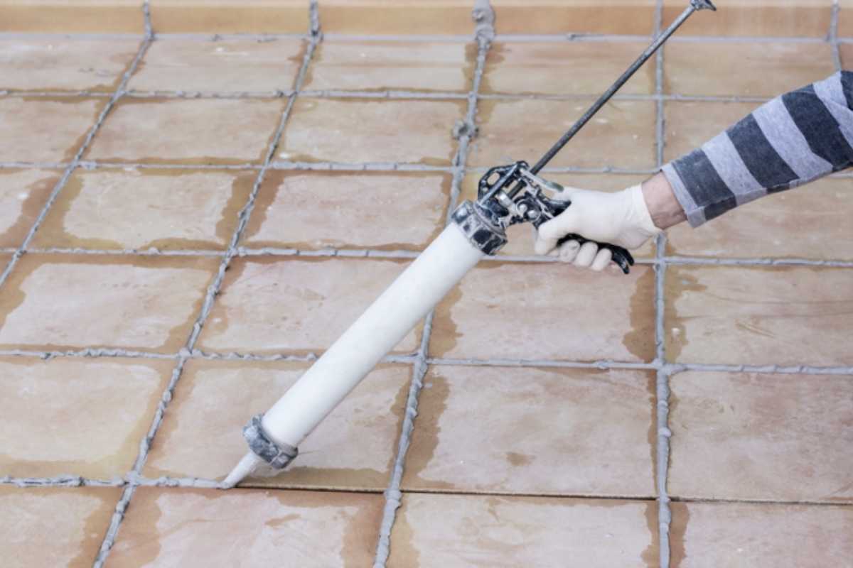 Rimuovere il silicone senza danneggiare le superfici richiede conoscenza delle tecniche più efficaci e l’uso di prodotti adeguati