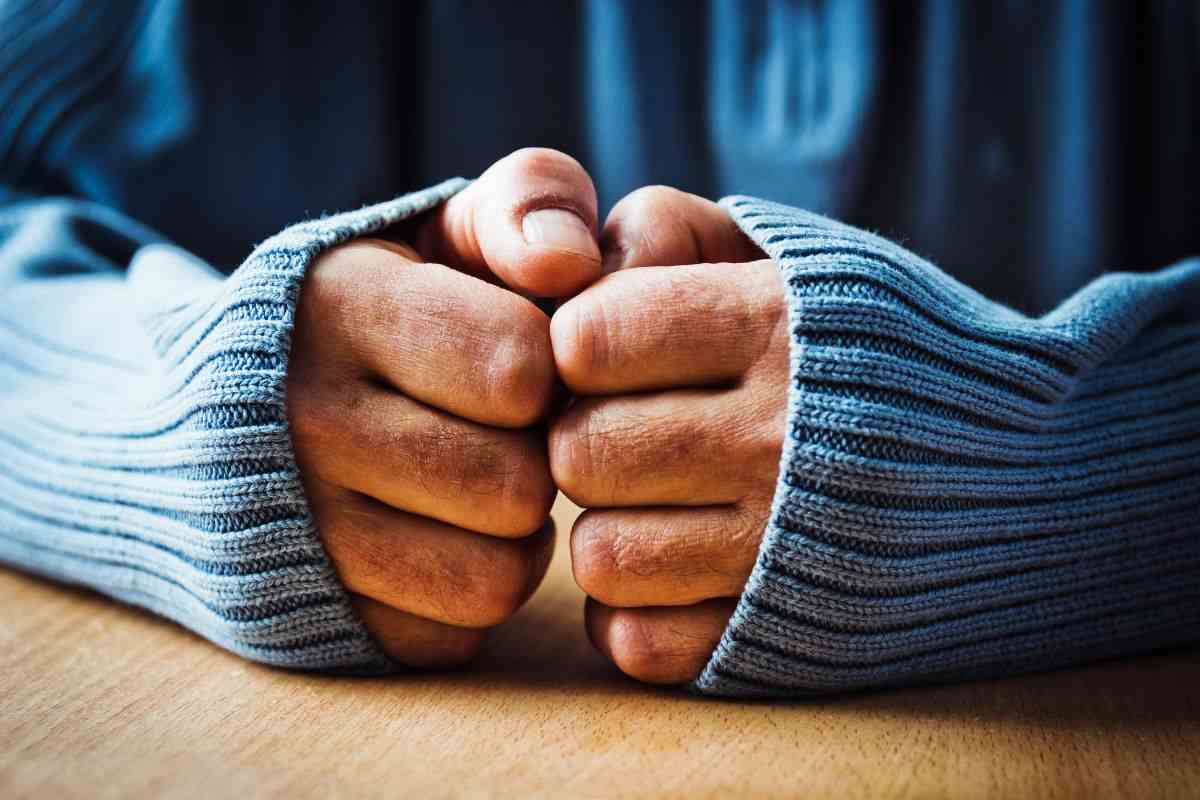 perché mani e piedi diventano così freddi