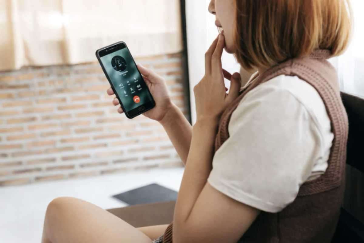 Molti utenti preferiscono evitare di rispondere a chiamate da numeri non salvati in rubrica, ma si trovano poi a non sapere se si trattava di qualcosa di importante.